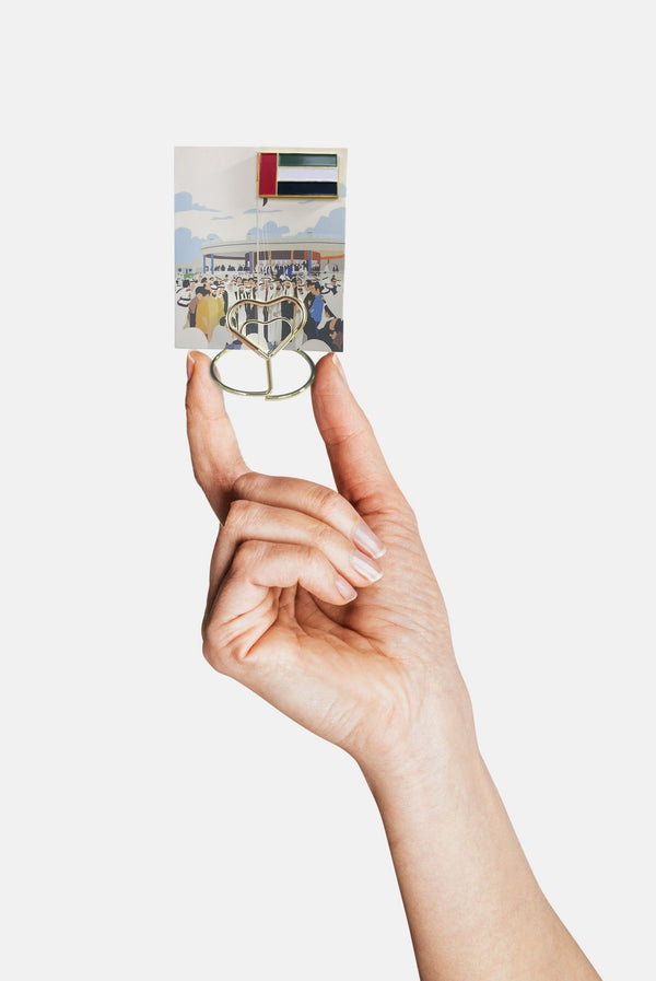 UAE National Day (Eid Al Etihad) and Flag Day brooch with gold heart stand – بروش علم الإمارات على ستاند ذهبي بشكل قلب لليوم الوطني (عيد الاتحاد) ويوم العلم