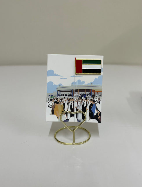 UAE National Day (Eid Al Etihad) and Flag Day brooch with gold heart stand – بروش علم الإمارات على ستاند ذهبي بشكل قلب لليوم الوطني (عيد الاتحاد) ويوم العلم