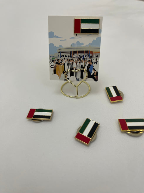 UAE National Day (Eid Al Etihad) and Flag Day brooch with gold heart stand – بروش علم الإمارات على ستاند ذهبي بشكل قلب لليوم الوطني (عيد الاتحاد) ويوم العلم
