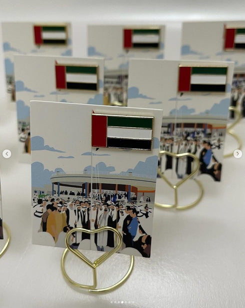 UAE National Day (Eid Al Etihad) and Flag Day brooch with gold heart stand – بروش علم الإمارات على ستاند ذهبي بشكل قلب لليوم الوطني (عيد الاتحاد) ويوم العلم
